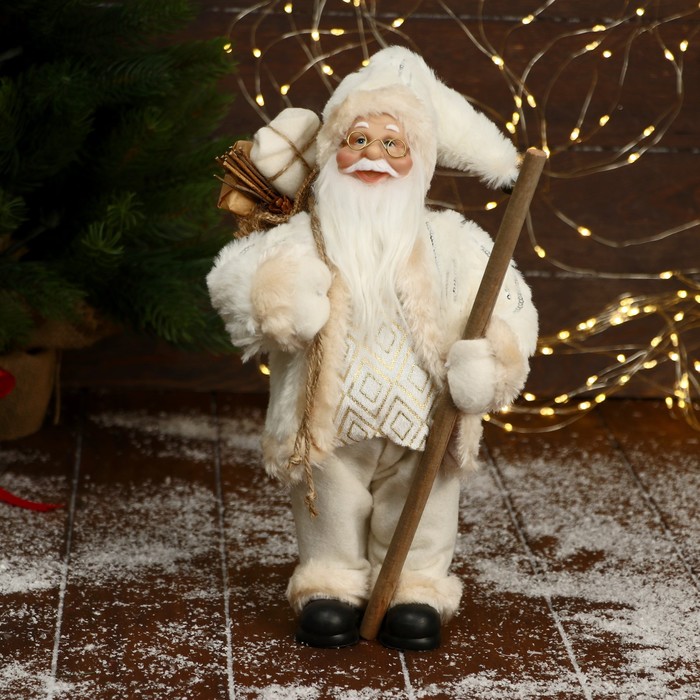 Дед Мороз "В белой шубе, кофте ромбик, с посохом и подарками" 30х16 см - фото 1908797011