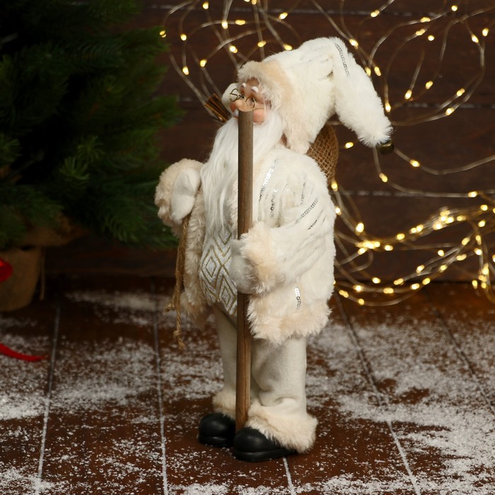 Дед Мороз "В белой шубе, кофте ромбик, с посохом и подарками" 30х16 см - фото 1908797012