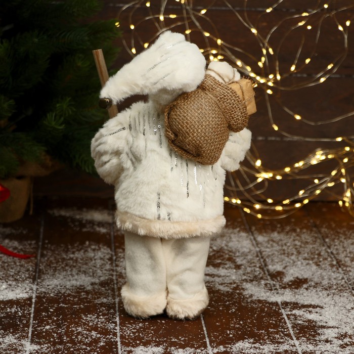 Дед Мороз "В белой шубе, кофте ромбик, с посохом и подарками" 30х16 см - фото 1908797013