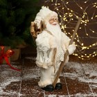 Дед Мороз "В белой шубе, кофте ромбик, с посохом и подарками" 30х16 см - Фото 4