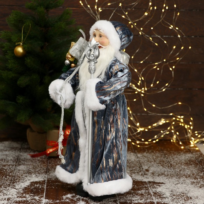 Дед Мороз "В серо-синей шубе, с посохом и подарками" 45х23 см - фото 1908797020