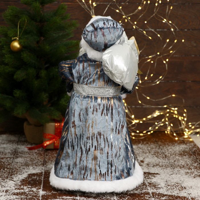 Дед Мороз "В серо-синей шубе, с посохом и подарками" 45х23 см - фото 1908797021