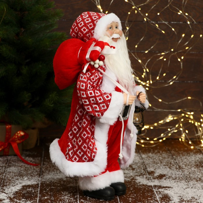 Дед Мороз "В колпачке и шубе ромбик, с фонариком и подарками" 45х23 см - фото 1908797026
