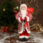 Дед Мороз "В красной клетчатой шубе, с табличкой и подарками" 25х45 см - фото 108544107