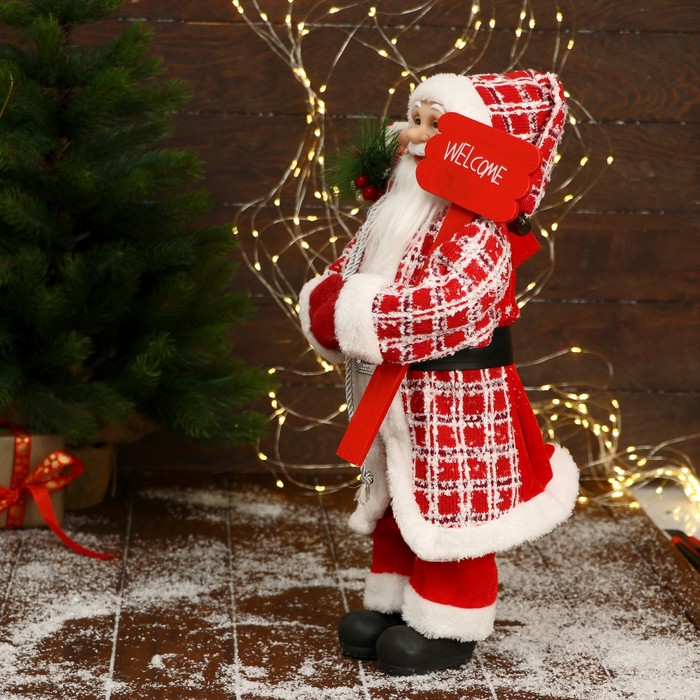 Дед Мороз "В красной клетчатой шубе, с табличкой и подарками" 25х45 см - фото 1908797028