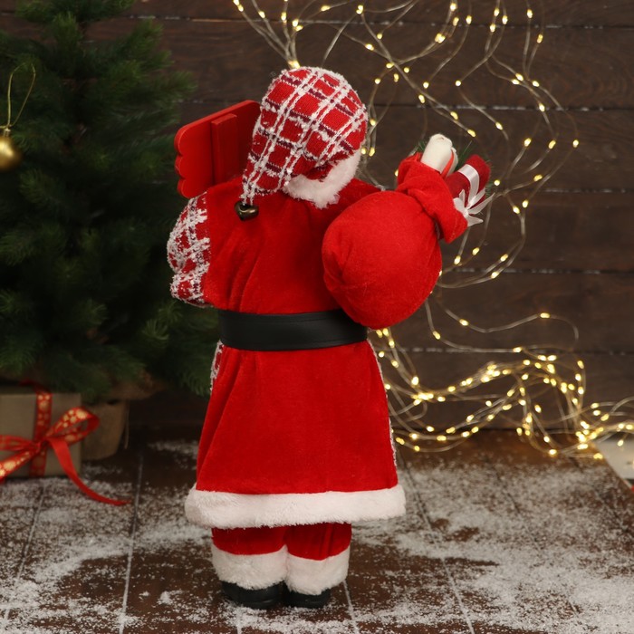 Дед Мороз "В красной клетчатой шубе, с табличкой и подарками" 25х45 см - фото 1908797029