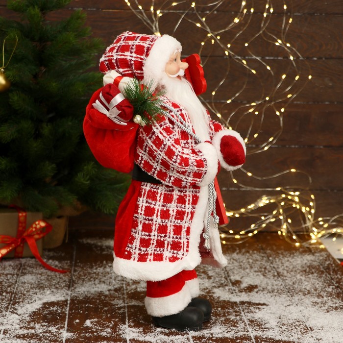 Дед Мороз "В красной клетчатой шубе, с табличкой и подарками" 25х45 см - фото 1891172783