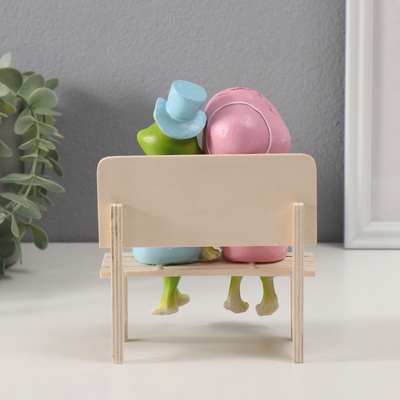 Фигурка полистоун «Лягушки на скамеечке - свидание», 16.8×8.5×13 см
