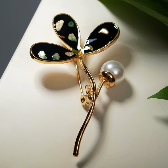 Брошь «Трилистник» с бусиной, цвет чёрно-белый в золоте - Фото 1