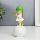 Сувенир полистоун "Малышка в зелёной шляпке, с золотым пузырём на шаре" 16х7х7 см - фото 318712275