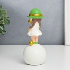 Сувенир полистоун "Малышка в зелёной шляпке, с золотым пузырём на шаре" 16х7х7 см - фото 6505092