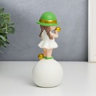 Сувенир полистоун "Малышка в зелёной шляпке, с золотым пузырём на шаре" 16х7х7 см - фото 6505093
