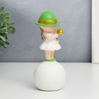 Сувенир полистоун "Малышка в зелёной шляпке, с золотым пузырём на шаре" 16х7х7 см - фото 6505094