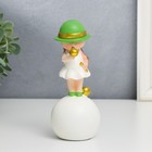Сувенир полистоун "Малышка в зелёной шляпке, с золотым пузырём на шаре" 16х7х7 см - фото 6505095