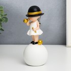 Сувенир полистоун "Малышка в чёрной шляпке, с золотым пузырём на шаре" 15х7х7 см - фото 318712290