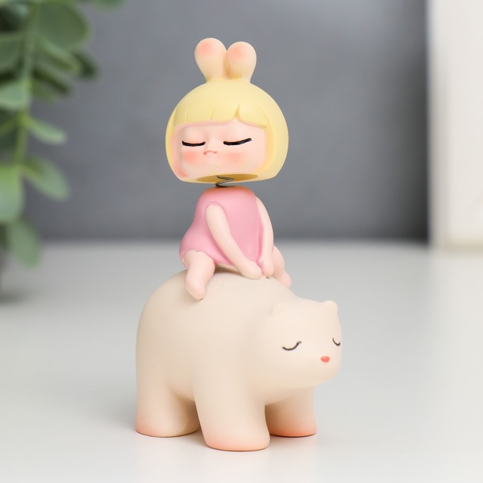 Фигурка полистоун «Малышка на медведе», с пружинкой, 8×3×5.5 см