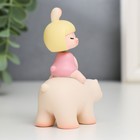 Сувенир полистоун "Малышка на медведе" пружинка 8х3х5,5 см  (артикул 7322289)  большой выбор товаров оптом и в розницу по низким ценам с доставкой