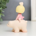 Сувенир полистоун "Малышка на медведе" пружинка 8х3х5,5 см  (артикул 7322289)  большой выбор товаров оптом и в розницу по низким ценам с доставкой