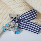 Брошь "Медвежонок" в шарфе, цвет синий в серебре - Фото 1