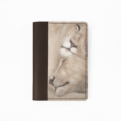 Обложка на паспорт комбинированная "Спящие львы", шоколад белая вставка 9,5х13,3х0,3см