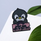 Значок "Пингвинчик" с джойстиком, цвет серый в чёрном металле - фото 11101196