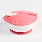 Набор для кормления: миска на присоске с крышкой, ложка, цвет белый/розовый - фото 9486533