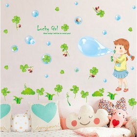 Наклейка пластик интерьерная цветная "Малышка и мыльные пузыри" 50х70 см