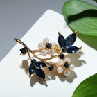 Брошь «Жемчужные цветы» со стеклянными листами, цвет бело-синий в золоте - Фото 7