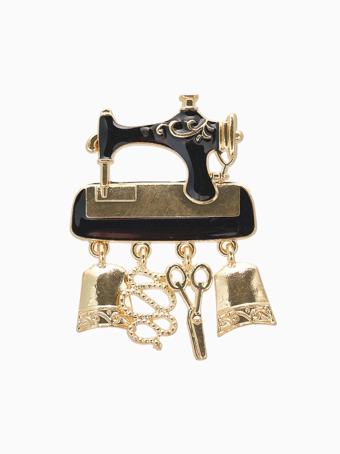Брошь «Швейная машина» с подвесками, цвет чёрный в золоте - Фото 1
