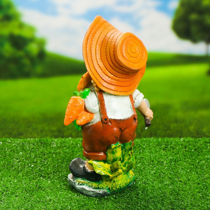 Садовая фигура "Мальчик  в шляпке с морковкой" 18х33см - фото 1911658387