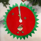 Полянка под ёлку "Новогодние сюрпризы" гномик и снежинки, d-60 см, красно-зелёный - Фото 1