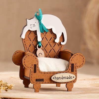 Игольница сувенир «Кот в кресле», МДФ, дуб, 8.5×5×8.5 см