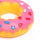 Игрушка пищащая "Пончик" для собак, 8,5 см, розовая - Фото 3