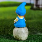 Садовая фигура "Мальчик на шаре" 11х10х25см - Фото 3