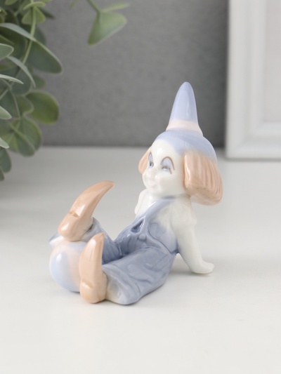 Фигурка керамика «Маленький клоун в колпаке с мячом», 8.5×5×7 см