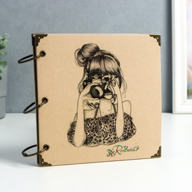 Фотоальбом на кольцах 30 листов "Девушка с фотоаппаратом" чёрные листы 18,5х18,5 см
