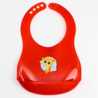 Нагрудник для кормления «Жирафик» пластиковый с карманом, цвет красный - фото 9560471