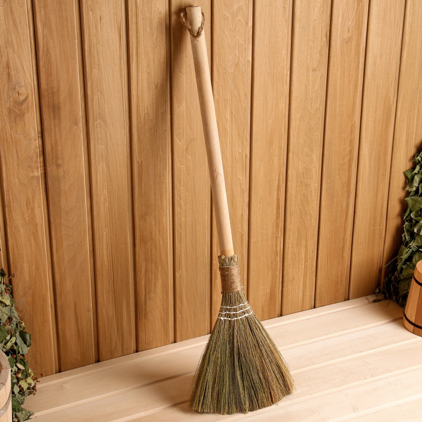 Метла полипропеленовая "баба яга" усиленная. 68075 веник пластиковый с деревянной ручкой 240х660 мм. Метелка для дома. Метла уличная. Метла уличная крутящаяся.