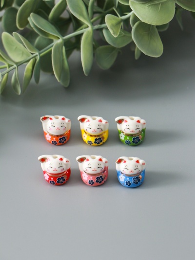 Фигурка керамика «Манэки-нэко с веером и в цветах», 1.2×0.6×1.5 см, МИКС