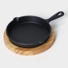 Сковорода чугунная «Авиньон», 21.5×15.5×2.5 см, с 2 сливами, на деревянной подставке - Фото 1