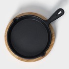 Сковорода чугунная «Авиньон», 21.5×15.5×2.5 см, с 2 сливами, на деревянной подставке - Фото 2