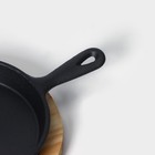 Сковорода чугунная «Авиньон», 21.5×15.5×2.5 см, с 2 сливами, на деревянной подставке - Фото 3