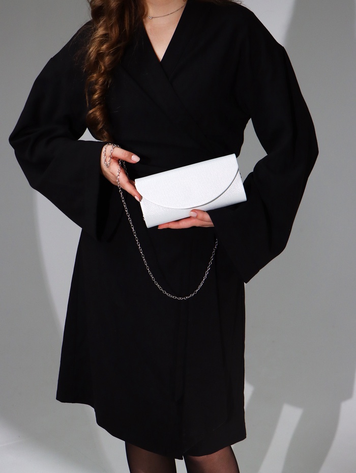 Сумка-клатч на магните, длинная цепь, цвет белый