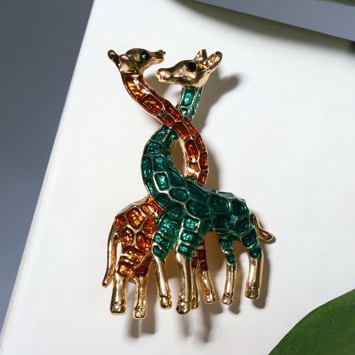 Брошь «Жирафы» любовь, цвет коричнево-зелёный в золоте - Фото 1