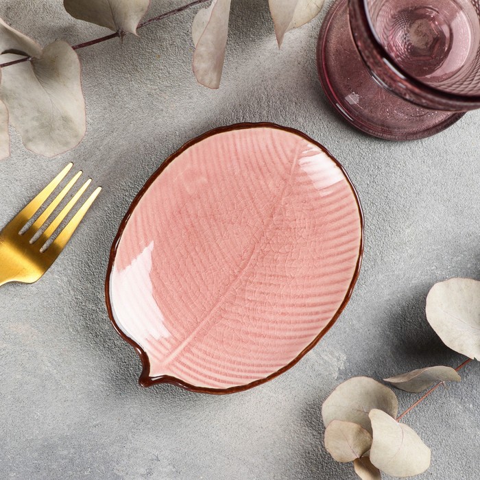Блюдо керамическое «Лист», 13,5×10,5 см, цвет розовый - Фото 1
