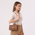 Сумка женская мессенджер на клапане, 22×8×14 см, коричневая - Фото 2