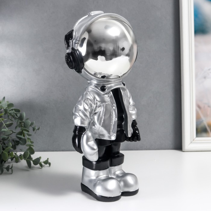 Сувенир полистоун "Космонавт в серебристом со звёздочкой" 35х16 см - фото 1877901822