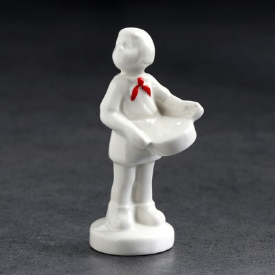 Фигурка фарфоровая «Пионерка», авторская роспись