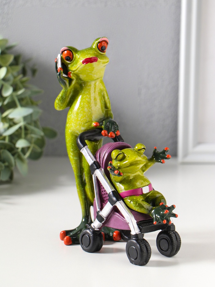 Фигурка полистоун лак «Лягуха: Мамочка с малышом в коляске», 16.7×6.3×15.5 см - Фото 1