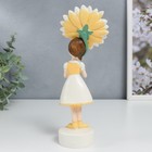 Сувенир полистоун "Девочка в бело-жёлтом платье с маргариткой" 20,5х5,5х8,5 см - фото 21533393